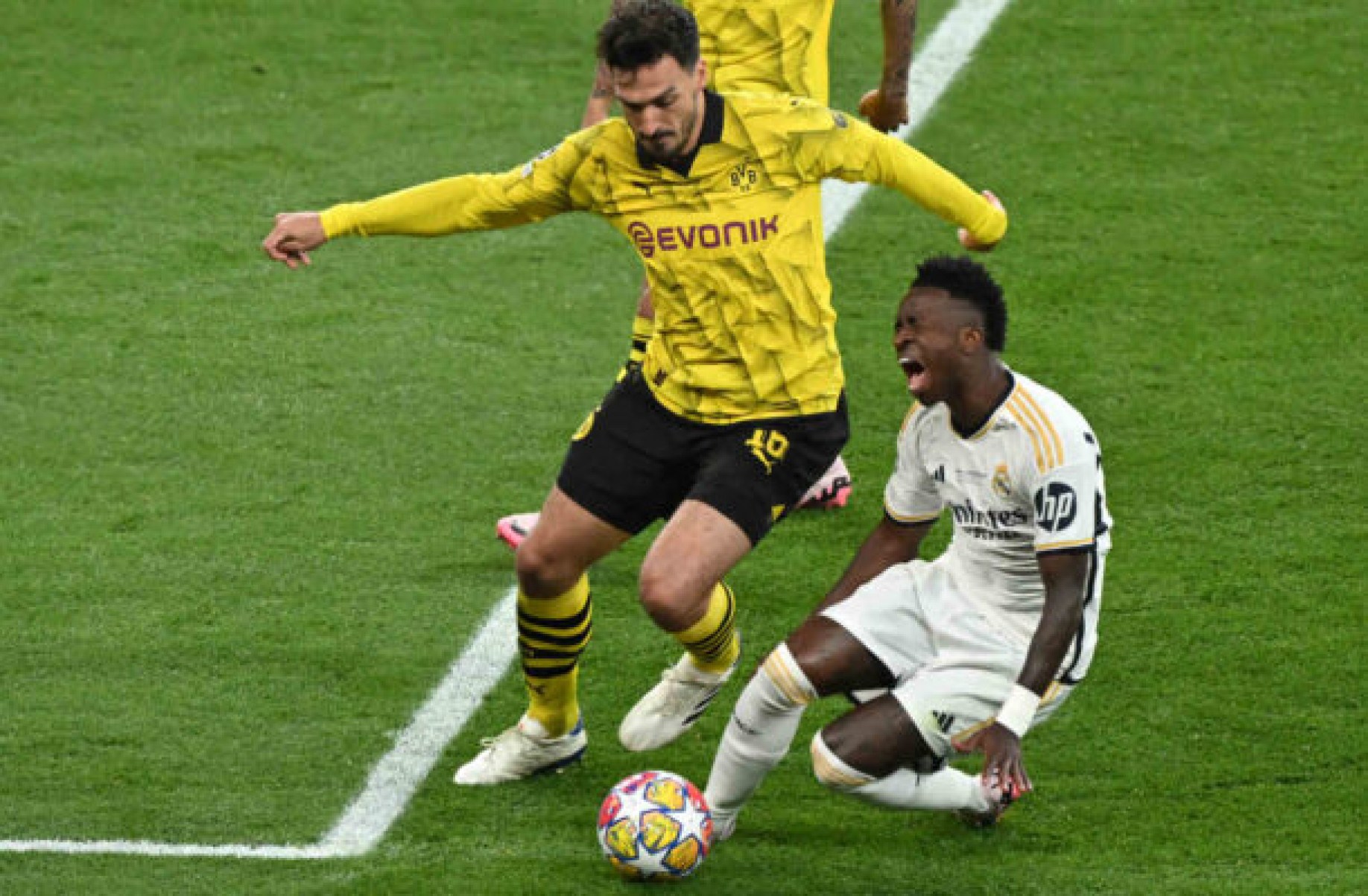 Borussia Dortmund anuncia a saída do zagueiro Mats Hummels