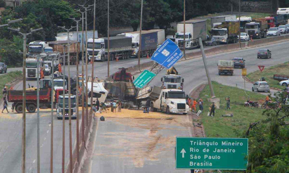 Em 2023, a obsolescência da via tirou a vida de pedestre e motorista de carro, após atropelamento seguido por batida no Bairro Universitário -  (crédito: Edésio Ferreira/EM/DA Press - 07/02/2023)