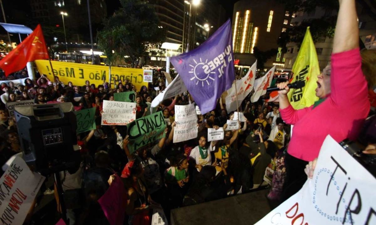 Mulheres ocuparam a Praça Sete, no Centro de BH, ontem à noite, para repudiar o projeto que está tramitando em regime de urgência na Câmara dos Deputados -  (crédito: Marcos Vieira/EM/D.A Press)