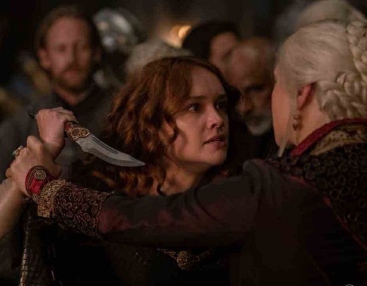 Atriz Olivia Cooke está com uma faca na mão ameaçando a atriz Emma D'Arcy em uma das cenas de a casa do dragão 