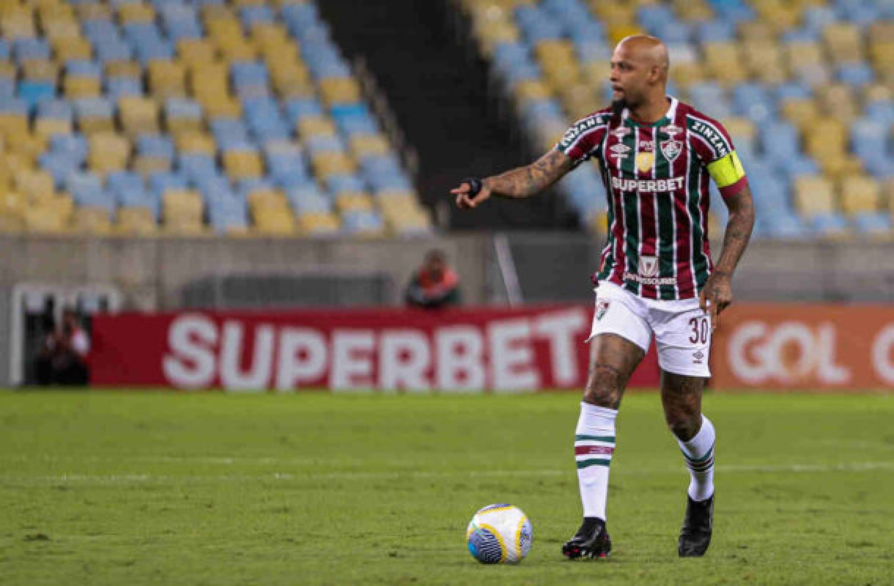 Felipe Melo, do Fluminense, se envolve em confusão com assessor do Atlético-GO