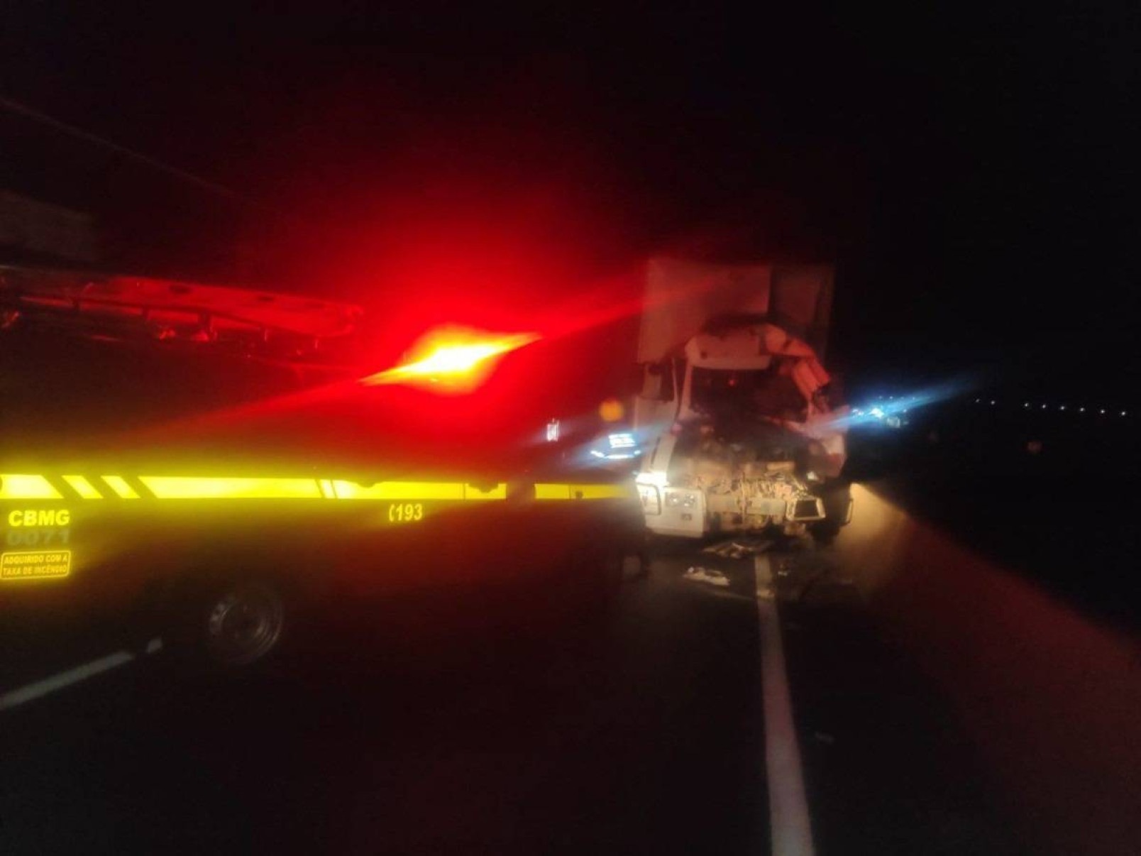 Acidente entre caminhão e carreta mata motorista no Triângulo Mineiro