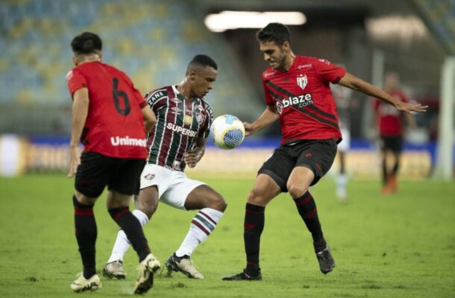 Fluminense sofre a virada para o Atlético-GO e volta à zona de rebaixamento