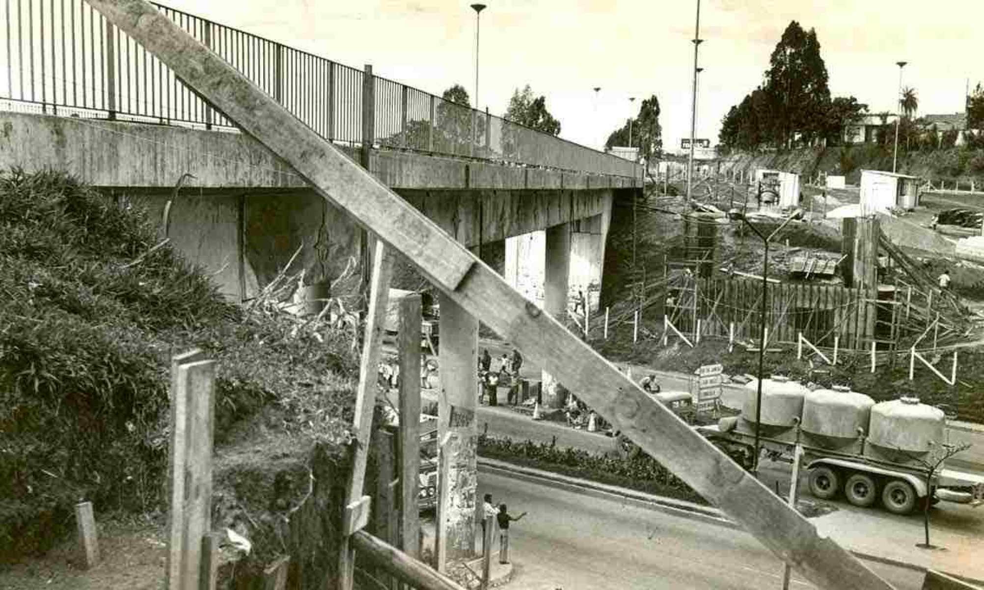 Obras de ampliação de faixas, no início da década de 1970: estruturas como viadutos não foram adequadas ao alargamento na pista