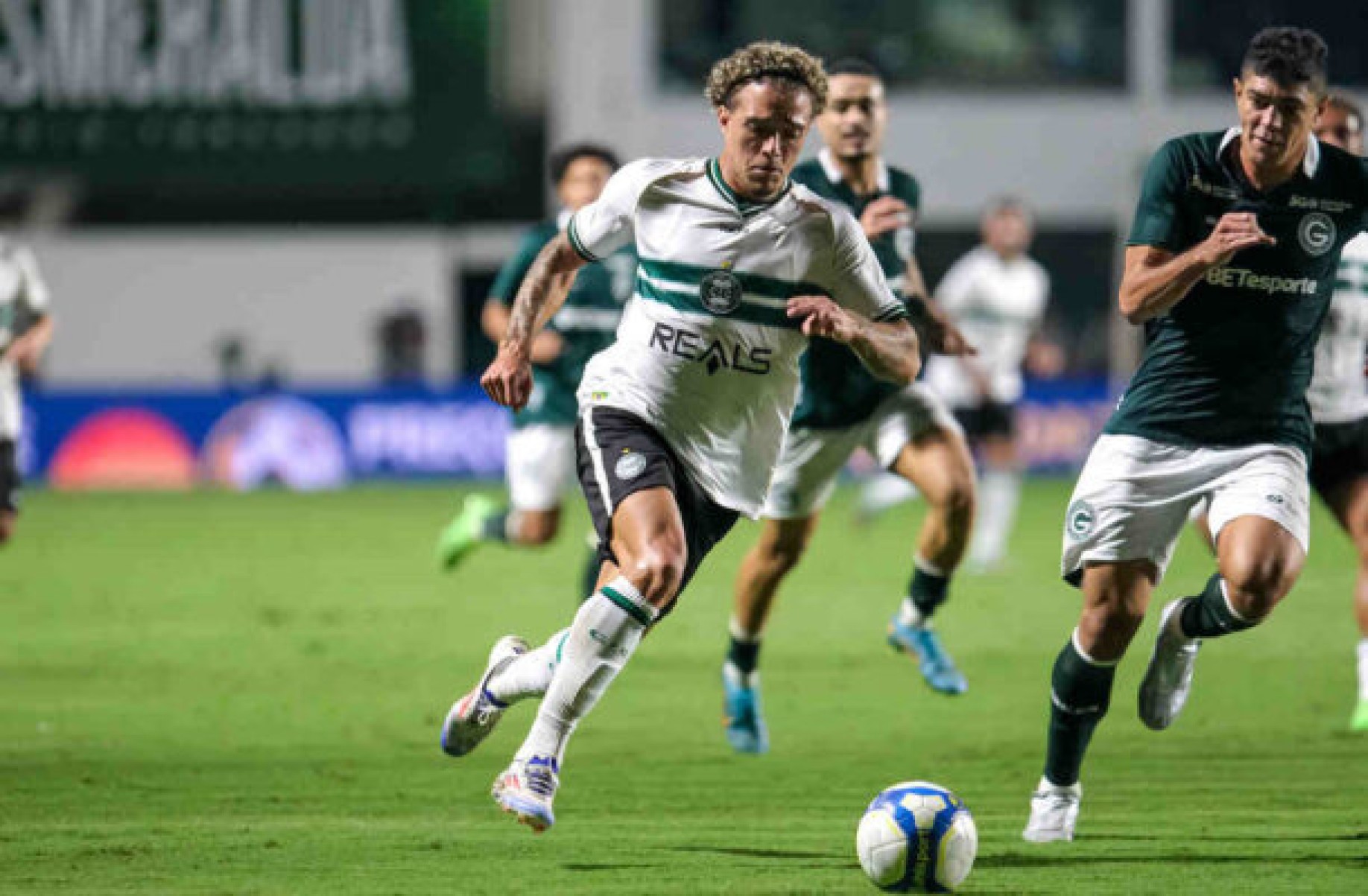Com gols no primeiro tempo, Goiás e Coritiba empatam na Serrinha pela Série B
