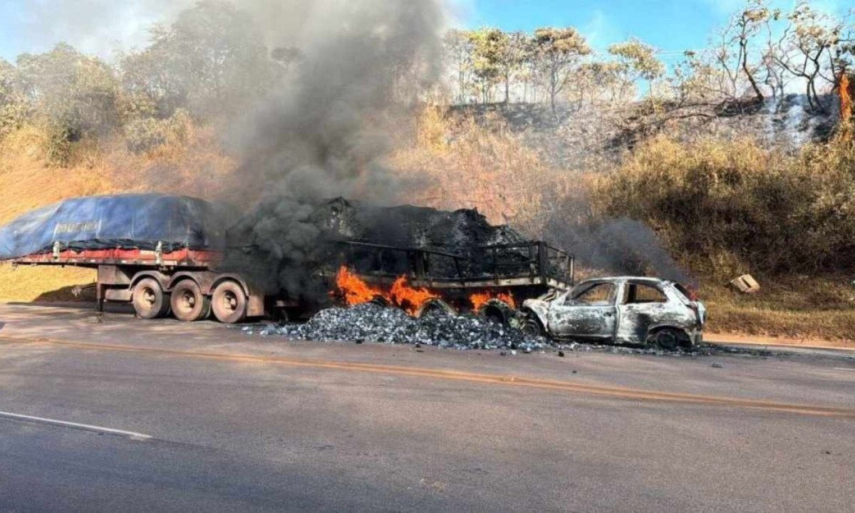 Acidente com carro e caminhão causa incêndio, deixa quatro feridos e interdita BR-040 -  (crédito: CBMMG)