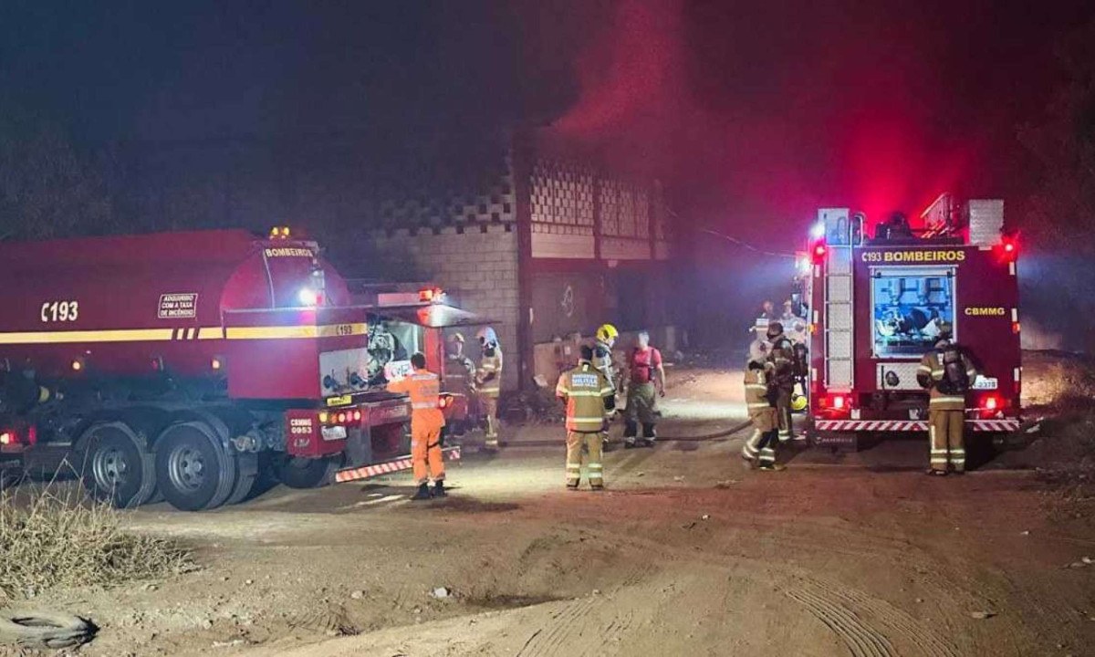 Galpão de reciclagem foi interditado pelo Corpo de Bombeiros e pela Defesa Civil -  (crédito: Prefeitura de Vespasiano/Divulgação)