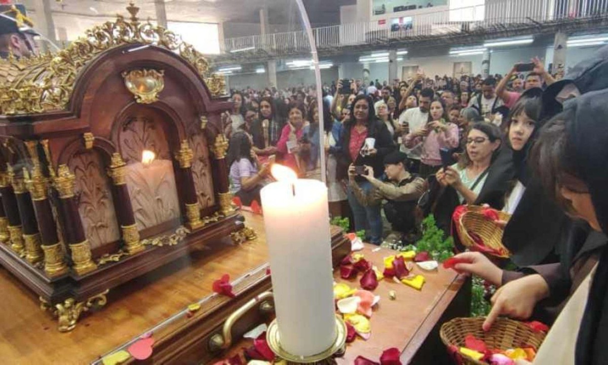 Relíquias de Santa Teresinha reúne fiéis na Catedral Cristo Rei em Belo Horizonte -  (crédito: Jair Amaral/EM/D.A Press)