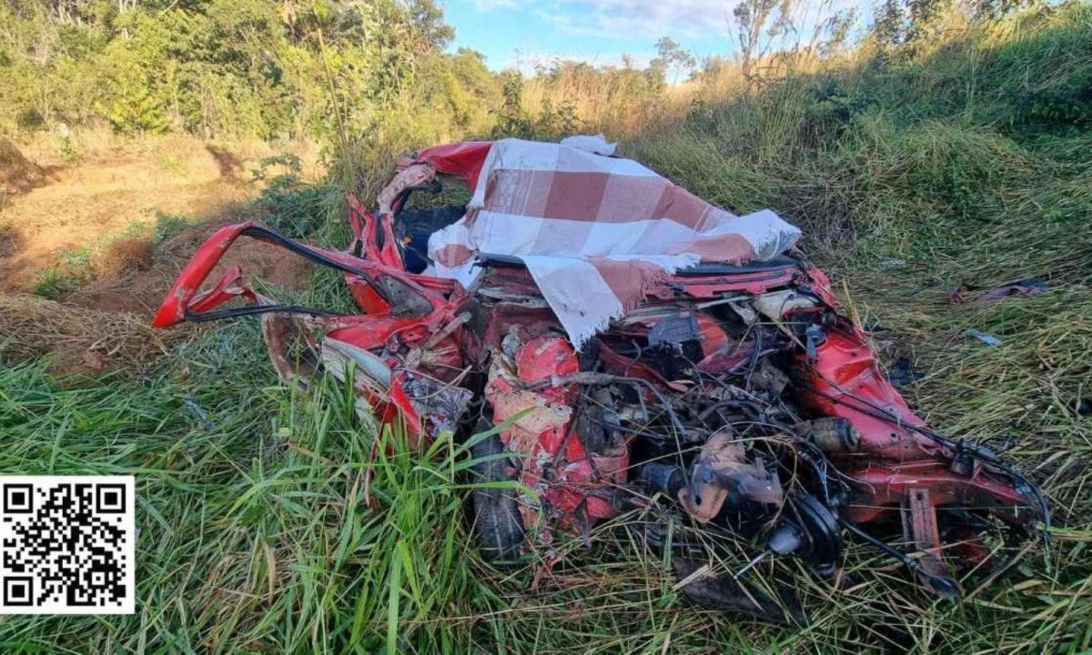 Condutor do carro contou que o acidente aconteceu no momento em que ele tentava fazer uma ultrapassagem -  (crédito: PMRv/Divulgação)