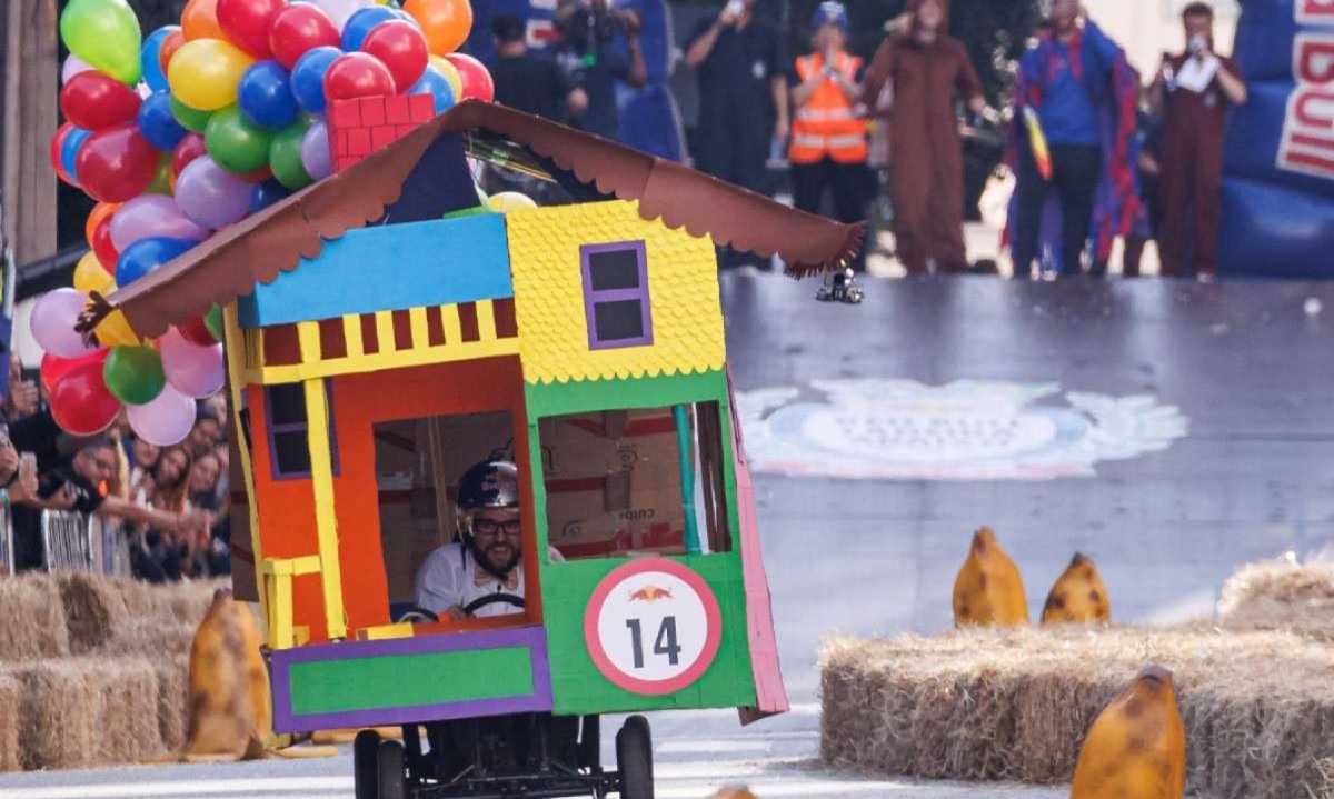 Carro Up!, Altas Loucuras, foi construído por família mineira para disputar o Ladeira Abaixo em São Paulo -  (crédito: Bruno Terena/Red Bull Content Pool)