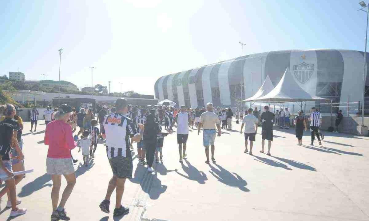 Torcedores do Atlético chegam à Arena MRV para jogo do Campeonato Brasileiro -  (crédito: Alexandre Guzanshe/EM/D.A. Press)