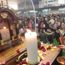 Com chuva de rosas, fiéis recebem relíquias de Santa Teresinha em BH - Jair Amaral/EM/D.A Press
