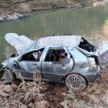 MG: Carro capota, cai de ponte de 20 metros e mata mulher - CBMMG
