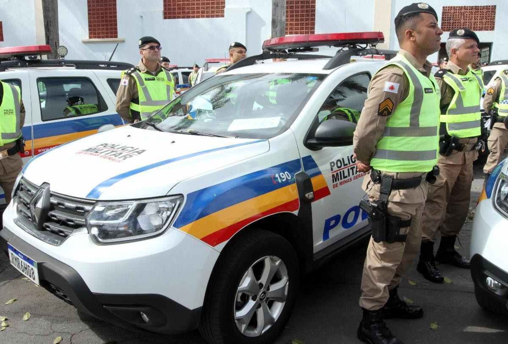 Homem é assassinado a tiros por encapuzado em inauguração de calçamento