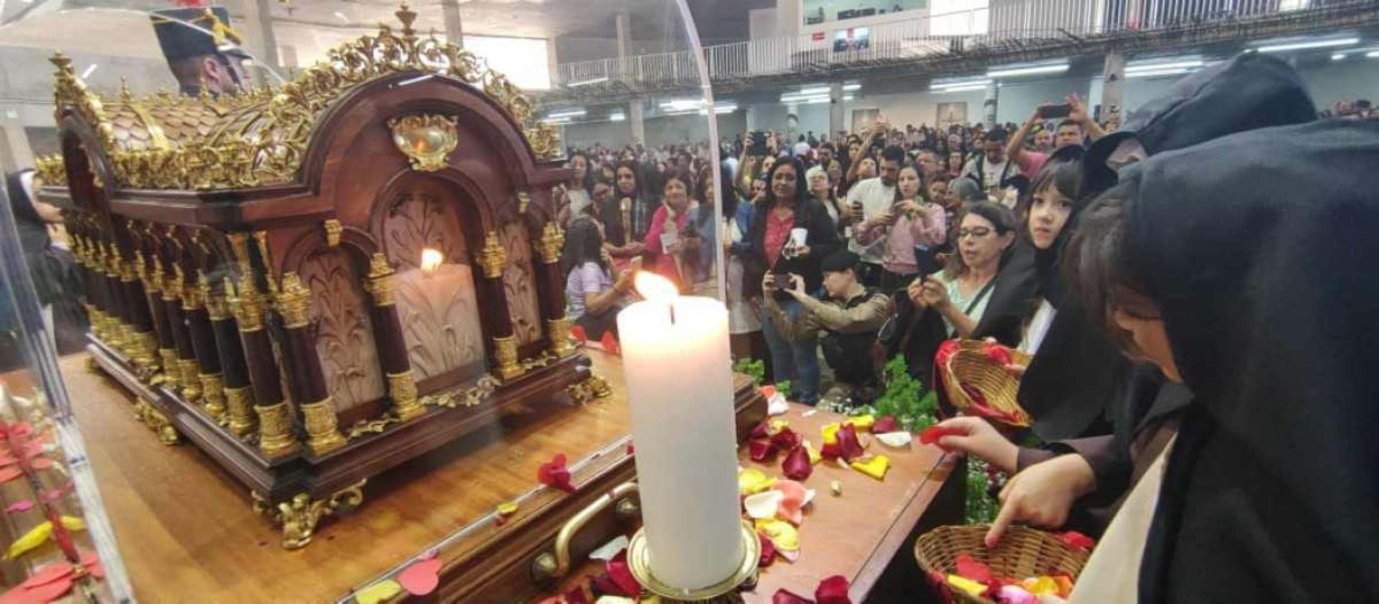 Com chuva de rosas, fiéis recebem relíquias de Santa Teresinha em BH