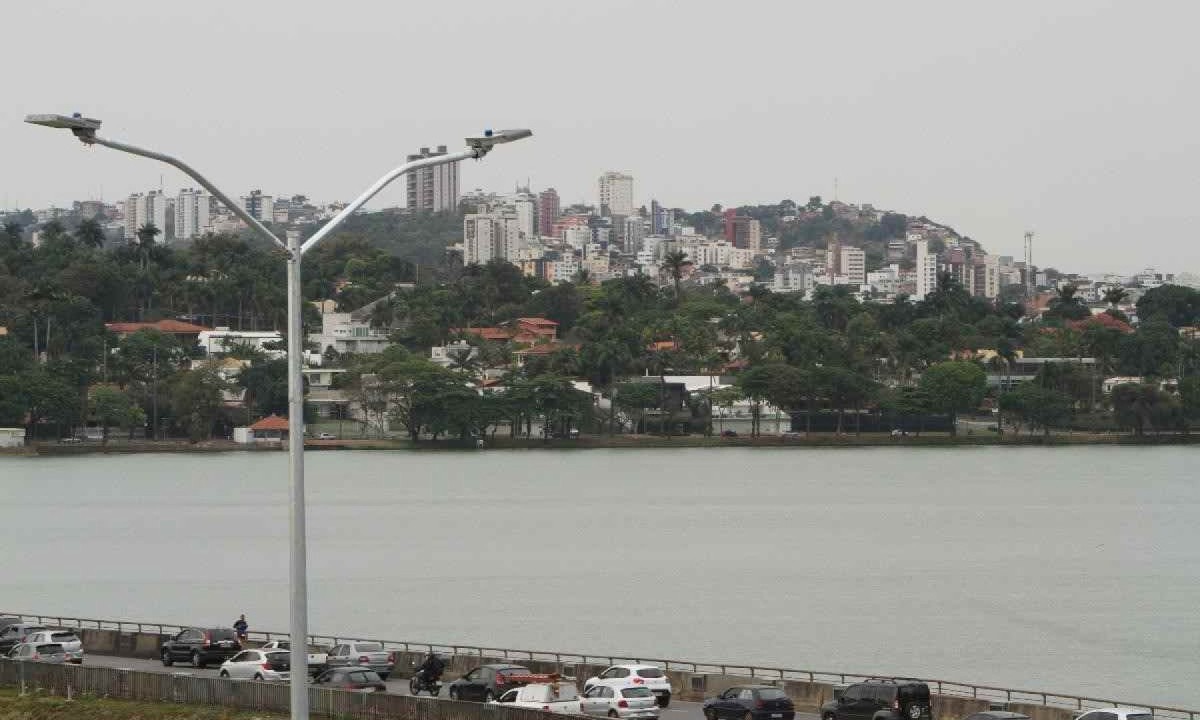 O Corpo de Bombeiros foi acionado na Avenida Presidente Antônio Carlos, próximo à barragem -  (crédito: Edésio Ferreira/EM/D.A. Press)