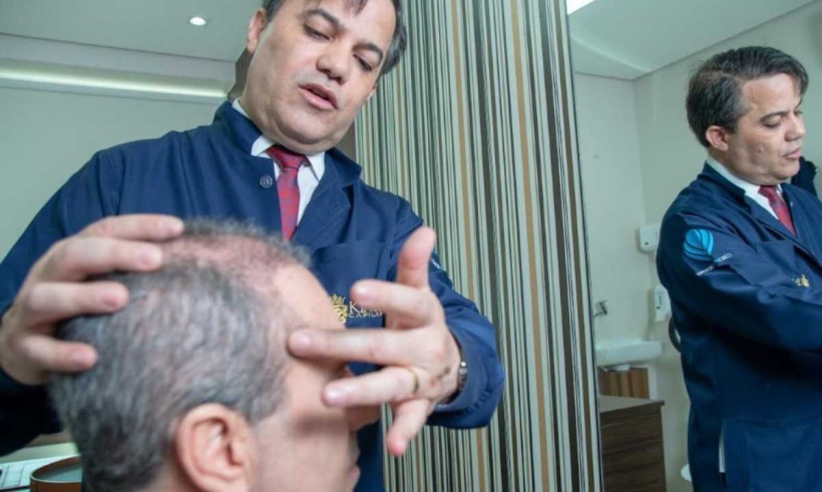 Cerca de  35% dos homens no mundo são carecas, e 50% experimentam alguma queda de cabelo ao longo da vida. Na foto, o contador Renato Monteiro e o consultor capilar Marcelo Batista -  (crédito: Douglas Schinatto/Divulgação)