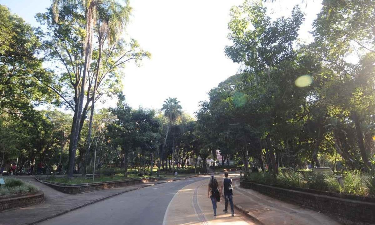 Parque Municipal Américo Renné Giannetti, no Centro de BH, terá mudança no seu horário de funcionamento a partir desta terça-feira (18) -  (crédito: Alexandre Guzanshe/EM/D.A Press)