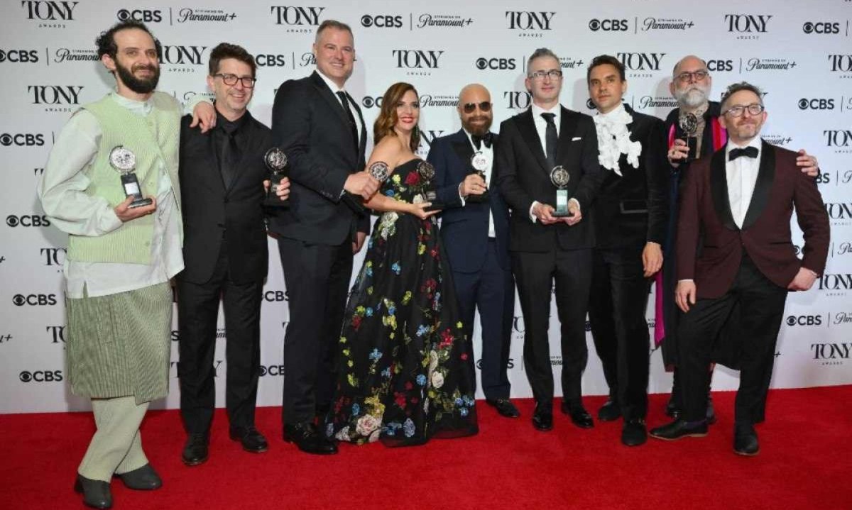 Integrantes da equipe de produção de Stereophonics posam com seus prêmios na sala de imprensa durante o 77º Tony Awards no Lincoln Center em Nova York
      -  (crédito: ANGELA WEISS / AFP  )