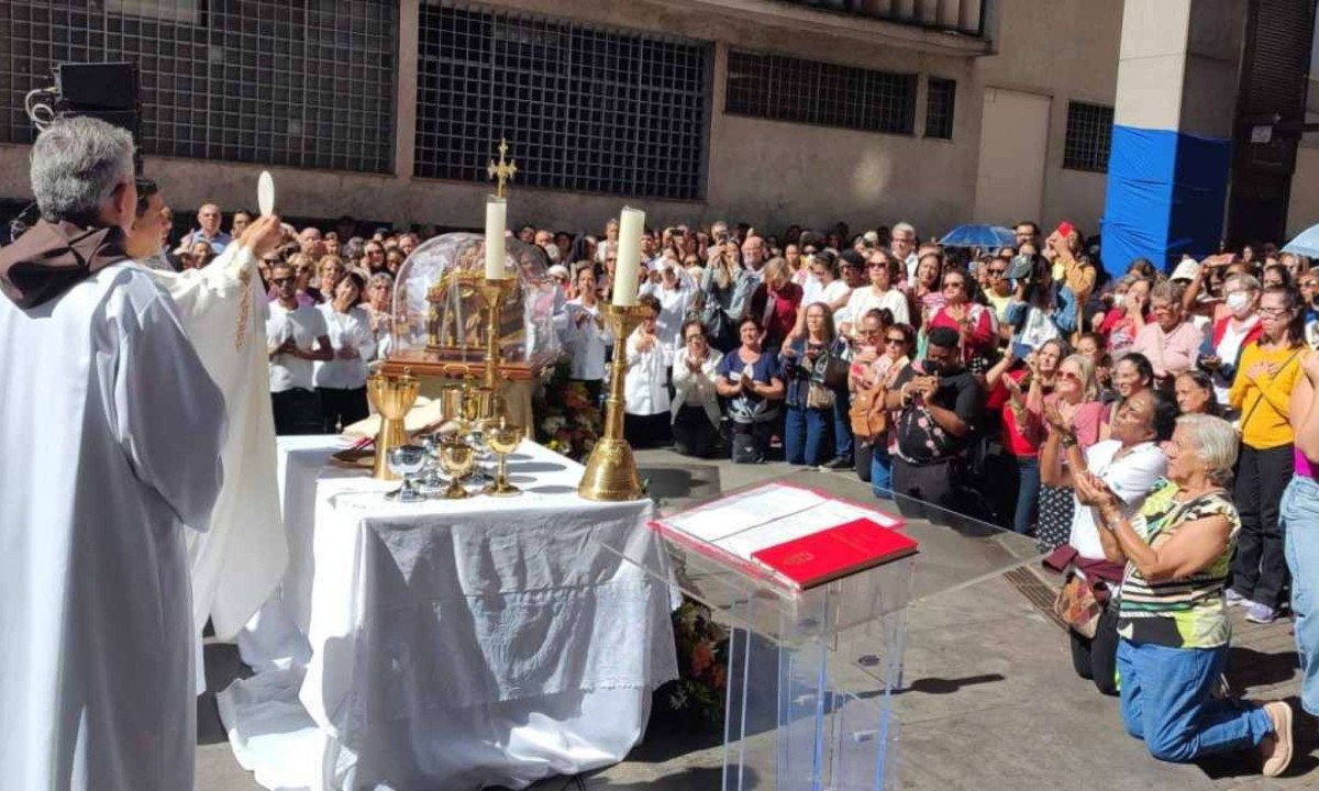 Com chuvas de pétalas, BH recebe relíquias de Santa Teresinha na Praça Sete nesta segunda-feira
 -  (crédito: Jair Amaral/EM)