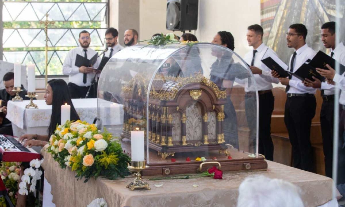 
Lagoa Santa também recebe relíquias de Santa Teresinha em urna peregrina com 