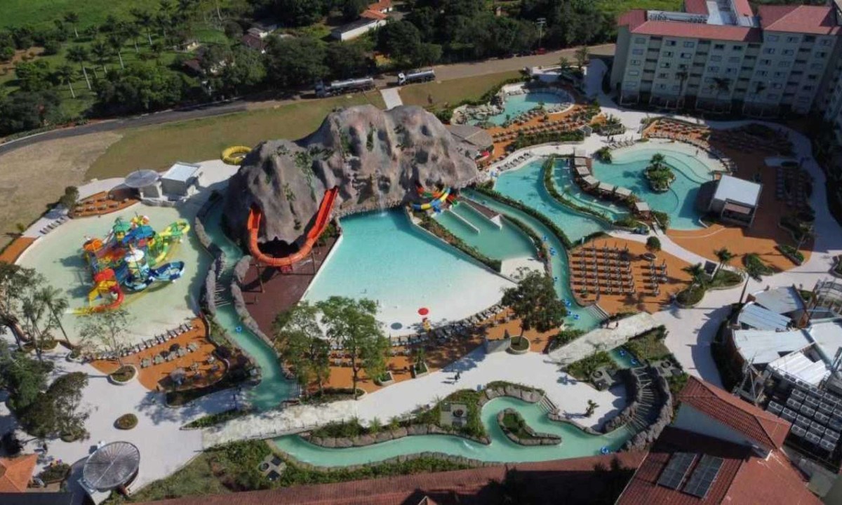 No novo parque aquático, ao ar livre, são 3,6 mil metros quadrados e 14 atrações para todas as idades -  (crédito: Tauá Resorts/Divulgação)
