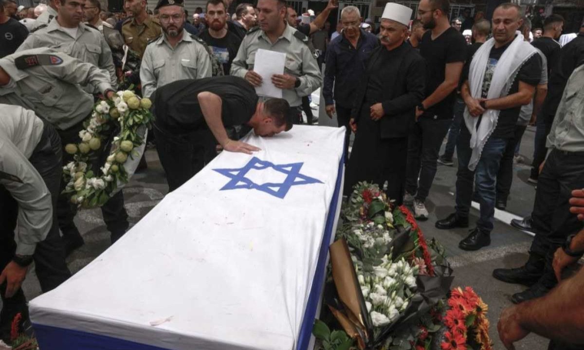 Pessoas em luto cercam caixão de Wasim Mahmud, membro da comunidade drusa de Israel e um dos oito soldados mortos quando veículo blindado em que viajavam explodiu perto da cidade de Rafah, no sul de Gaza
       -  (crédito: Menahem Kahana / AFP  )