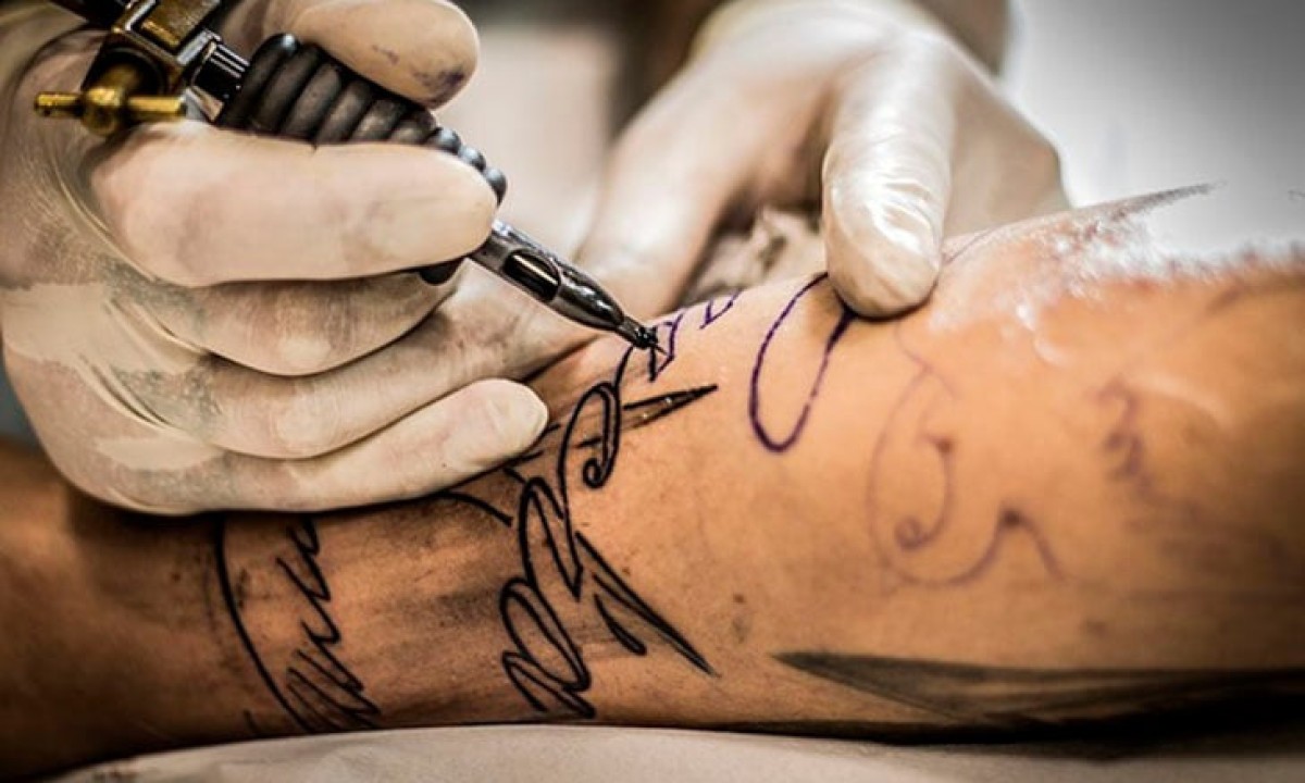 Quem fez tatuagem ou colocou piercing pode doar?  Sim, mas apenas depois de 1 ano, pois considera-se que esses procedimentos podem expor a pessoa ao risco de contaminação antes desse intervalo.  -  (crédito:  ilovetattoos - pixabay)