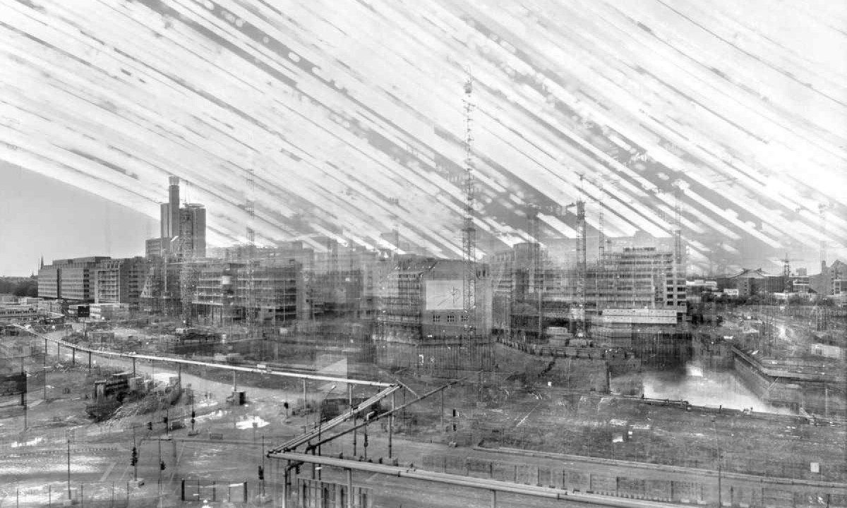 A Postdamer Platz, em Berlim, clicada pelo fotógrafo experimental alemão Michael Wesely -  (crédito: Michael Wesely/reprodução)
