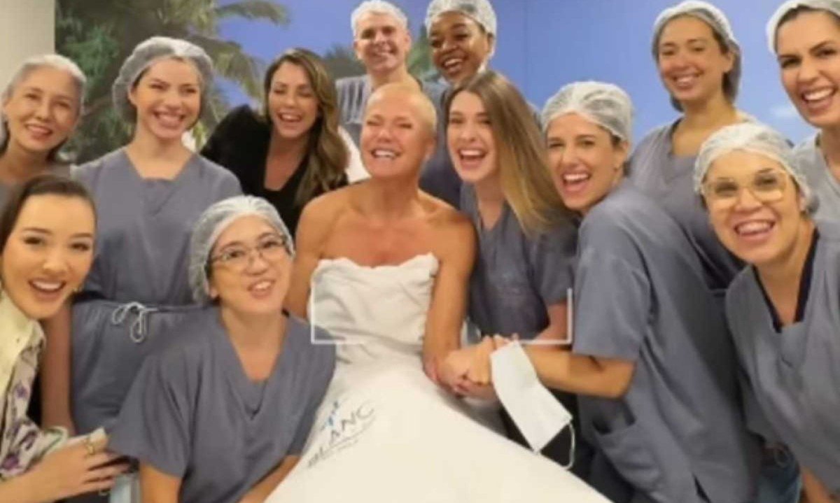 Xuxa posa com esteticistas depois de horas de procedimentos para correções estéticas -  (crédito: Reprodução/Redes sociais)
