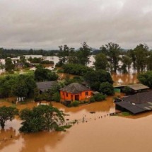 PEC obriga senadores e deputados a destinarem emendas contra desastres -  CARLOS FABAL / AFP