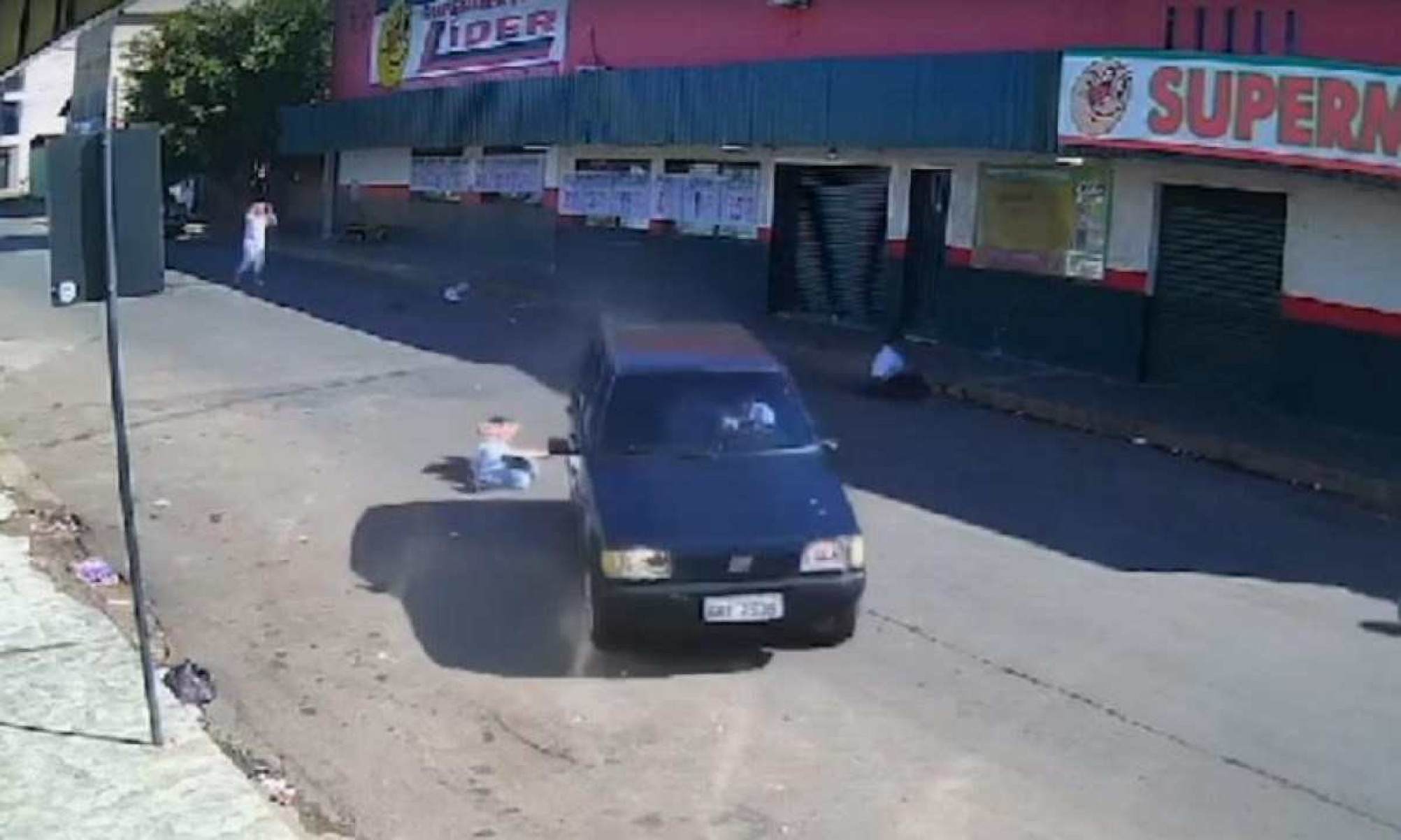 Vídeo: duas pessoas são atropeladas por carro desgovernado em João Pinheiro