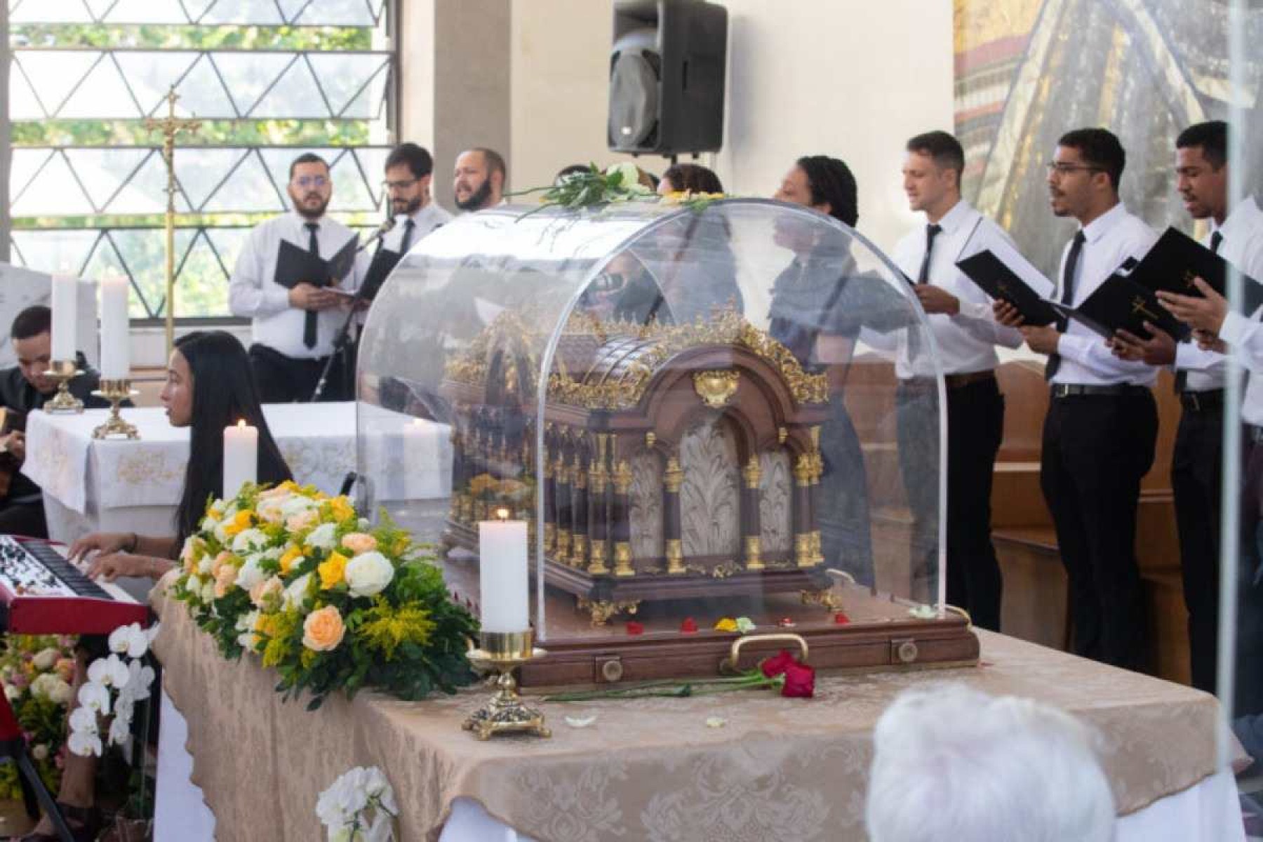 Relíquias de Santa Teresinha chegam a Lagoa Santa nesta terça-feira