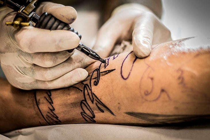 Existe associação entre tatuagens e  câncer?