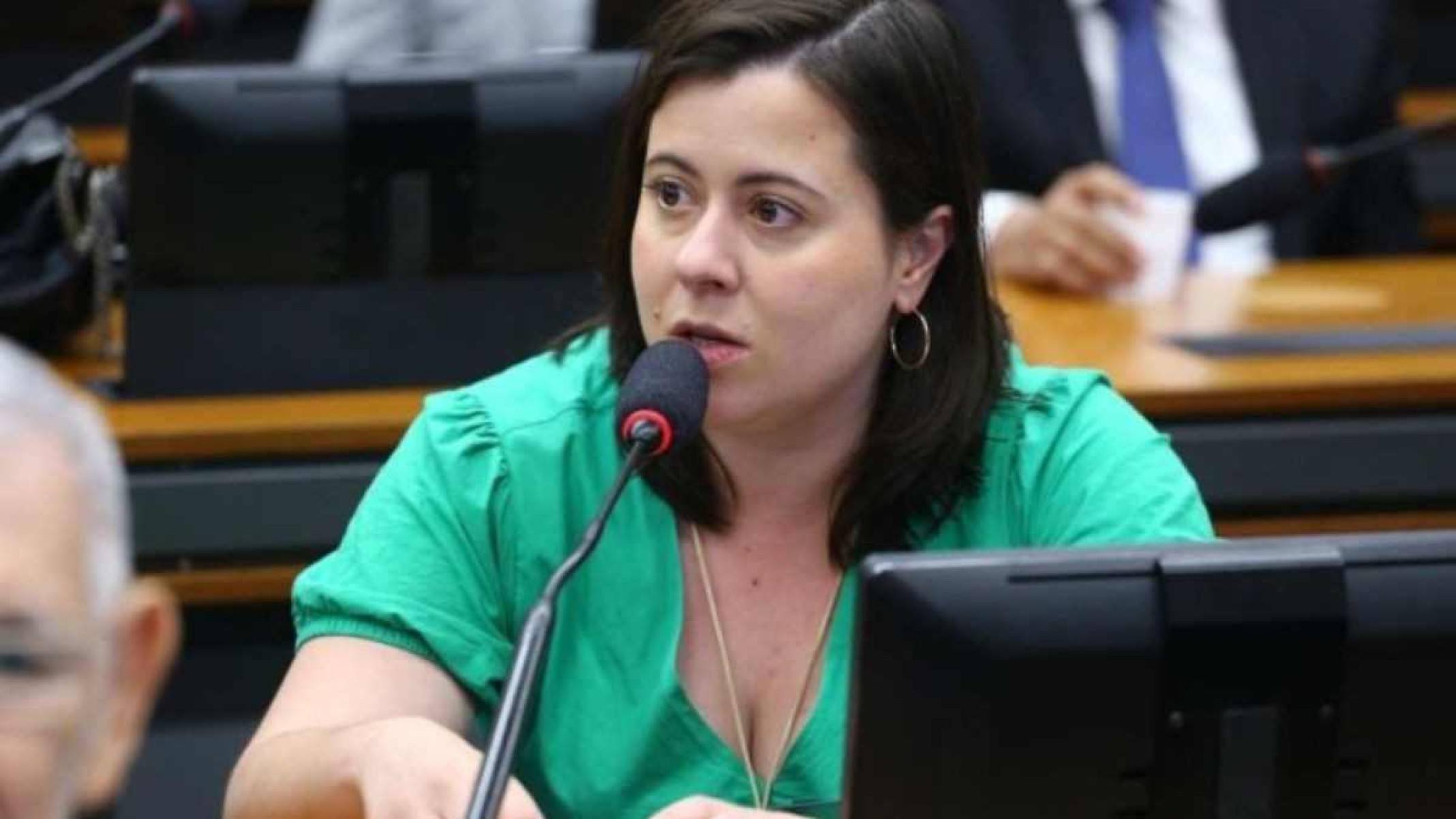 Deputada apresenta PL que criminaliza médico que recusar aborto legal