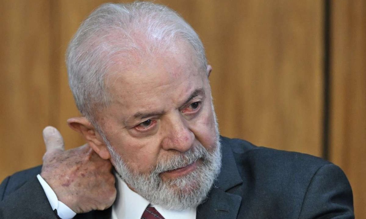  Brazilian President Luiz Inacio Lula da Silva gestures during a ceremony to allocate resources from the Amazon Fund to security projects for the Amazon at the Planalto Palace in Brasilia on June 17, 2024. (Photo by EVARISTO SA / AFP)
      Caption  -  (crédito:  AFP)