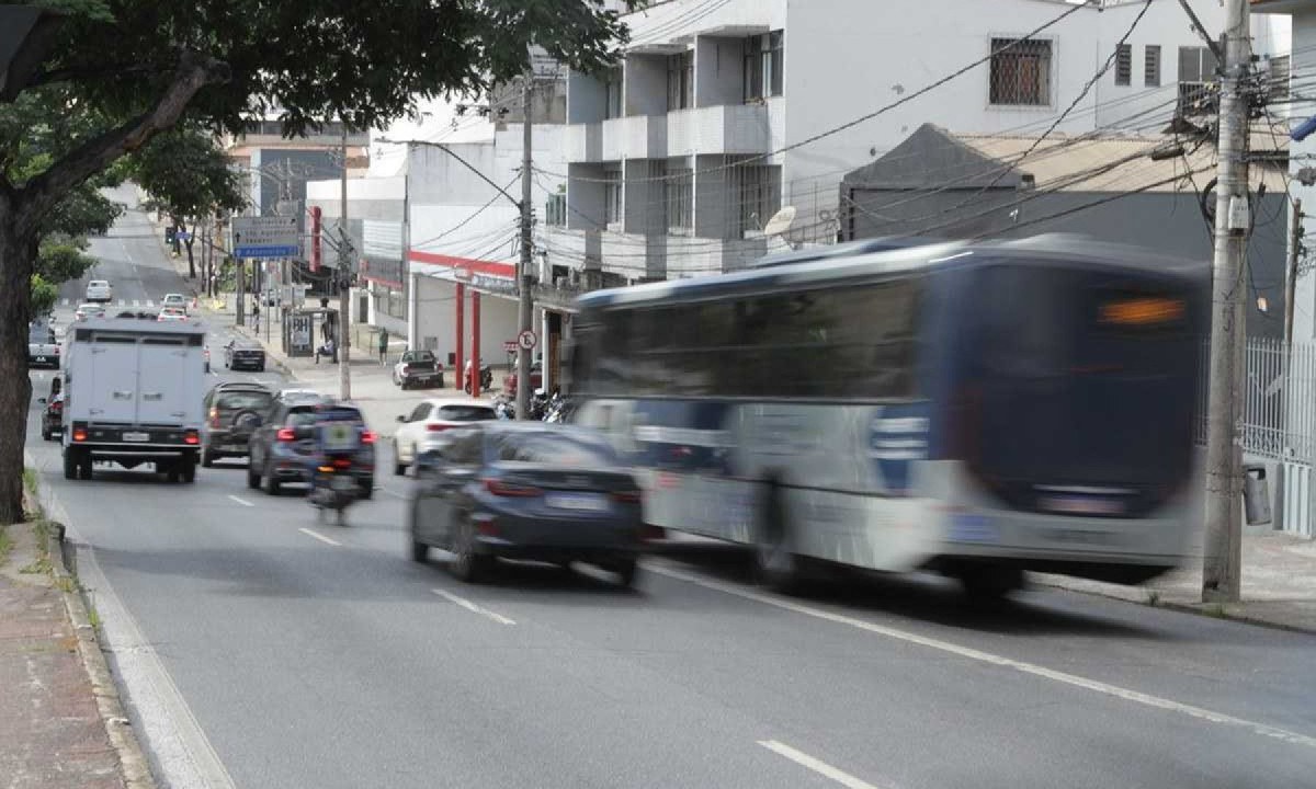 Realidade da avenida é marcada por carros, motocicletas e ônibus do transporte público     -  (crédito: Edésio Ferreira/EM/D.A)