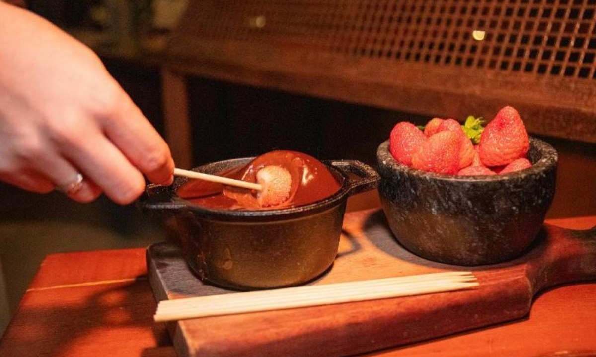  fondue de chocolate com frutas vermelhas