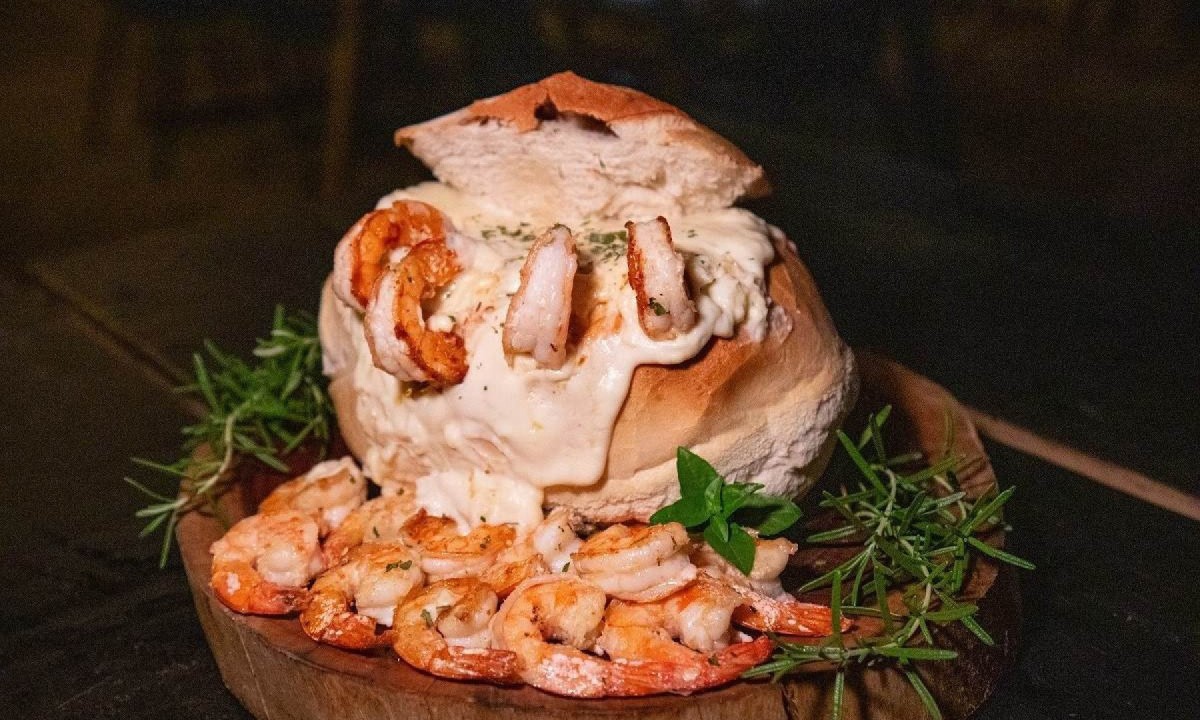  fondue de camarão servido com pão italiano