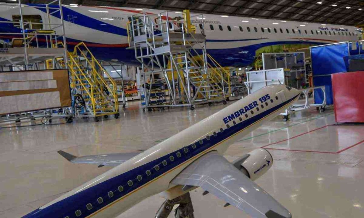 Fábrica de aeronaves da Embaer. Empresa diz ter capacidade de produzir jatos maiores -  (crédito: Nelson Almeida/AFP – 9/5/24)