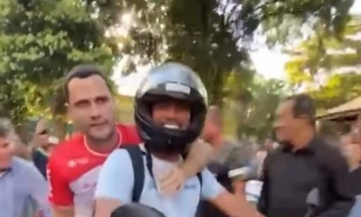 Senador Cleitinho Azevedo não fez uso de capacete, item de segurança obrigatório, durante visita a Visconde de Rio Branco -  (crédito: Reprodução/Instagram)