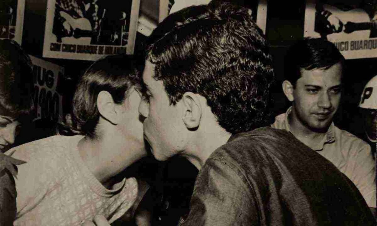 Chico Buarque beija fã durante sua visita a BH, em dezembro de 1966 -  (crédito: Reprodução Gedoc/Leandro Couri/EM/D.A Press)