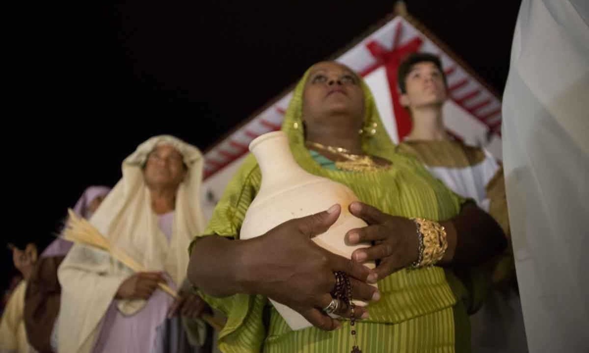 Fiéis na procissão da Ressurreição, em Ouro Preto, estão nas imagens de Isabela Senatore para a mostra na CâmeraSete – casa de fotografia  -  (crédito: Isabela Senatore/divulgação)