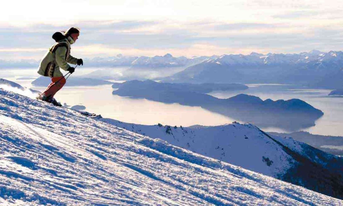 Temporada de neve em Bariloche vai até setembro e atrai esquiadores de várias partes da América do Sul -  (crédito: Setur Bariloche/Divulgação)