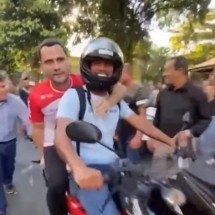 Infração de trânsito: Cleitinho não usa capacete ao andar de moto - Reprodução/Instagram