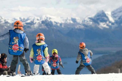 Uma das principais escolas de esqui para crianças em Bariloche se encontra no Cerro Catedral  -  (crédito:  Setur Bariloche/Divulgação)