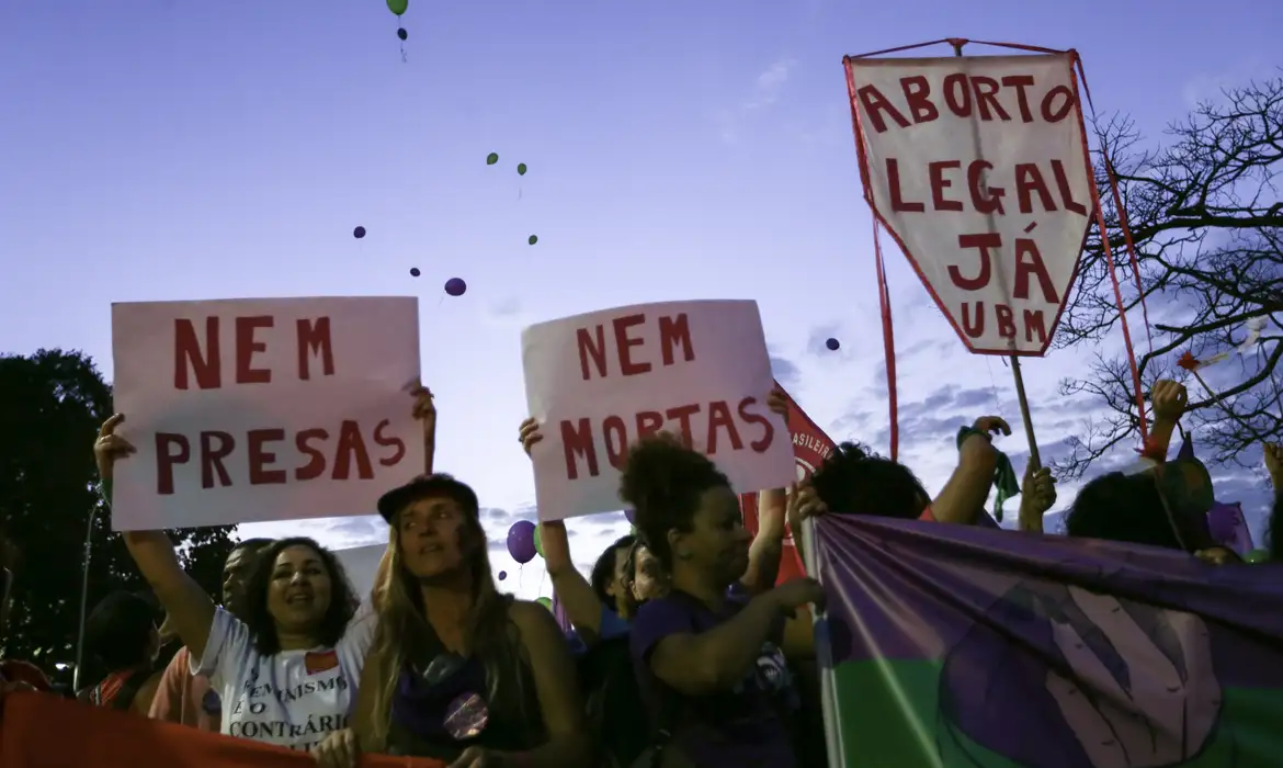 Ausência do Estado distancia meninas e mulheres do aborto legal -  (crédito: EBC)