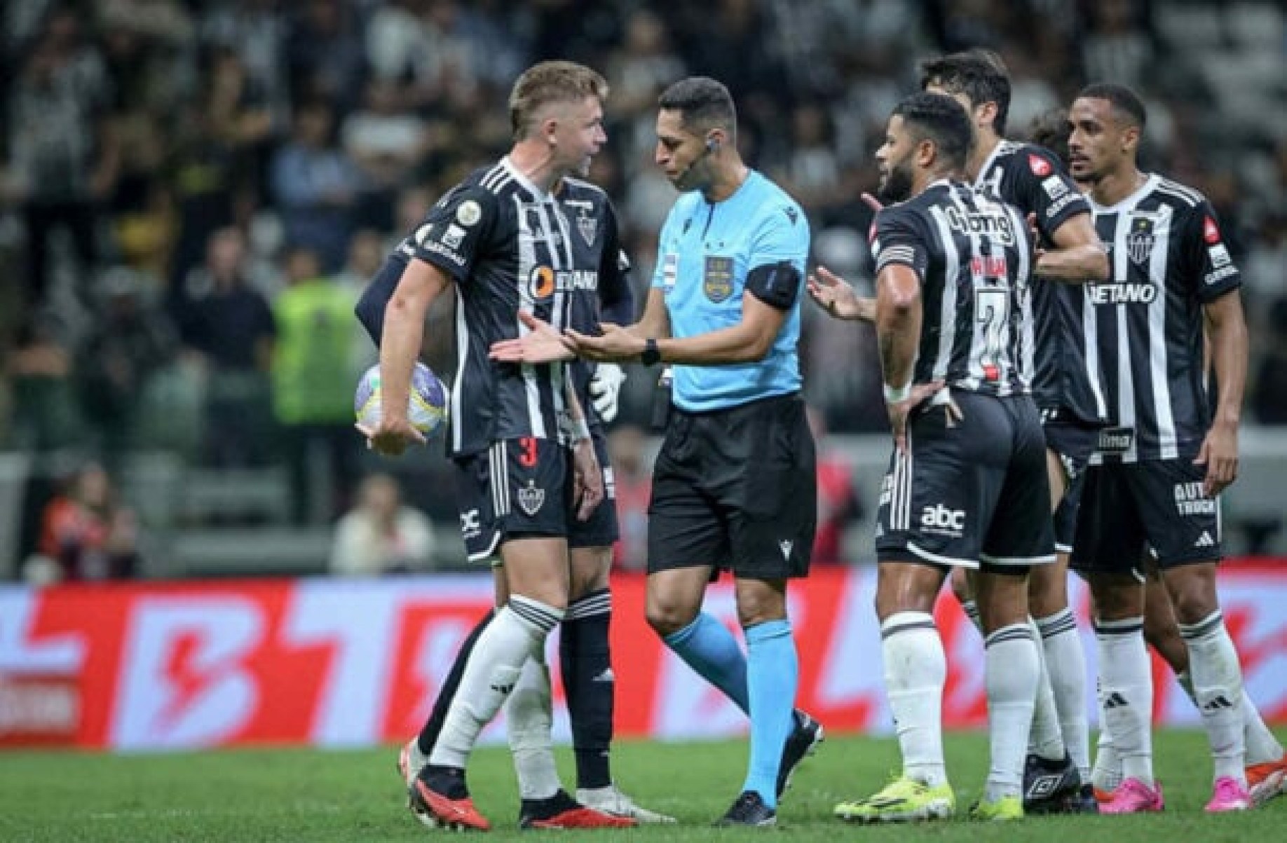 A arbitragem no Brasil é vergonhosa e prejudica todos os clubes