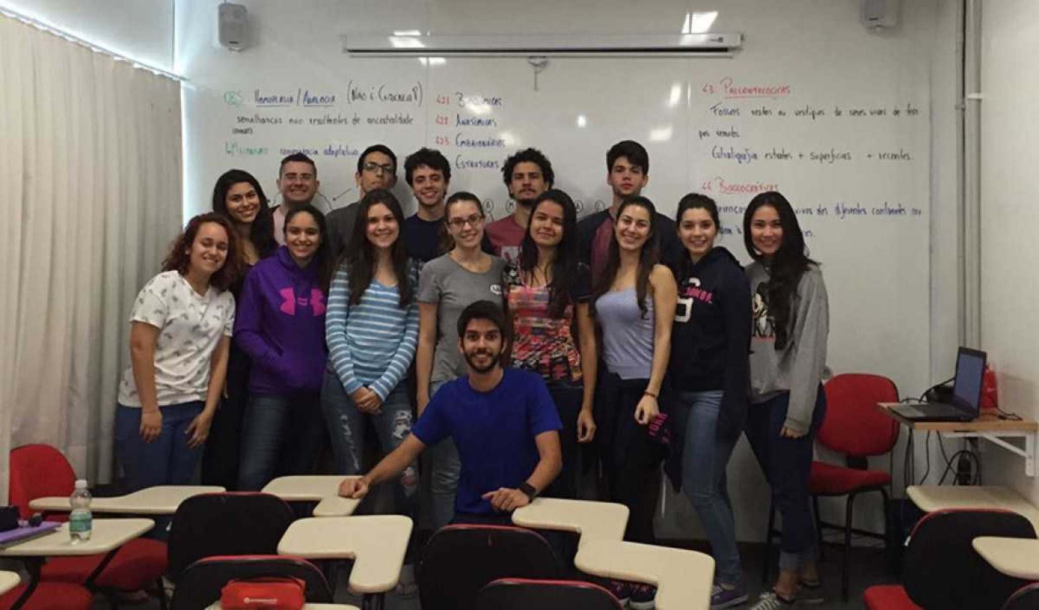 Jovens dentro de uma sala de estudos. 