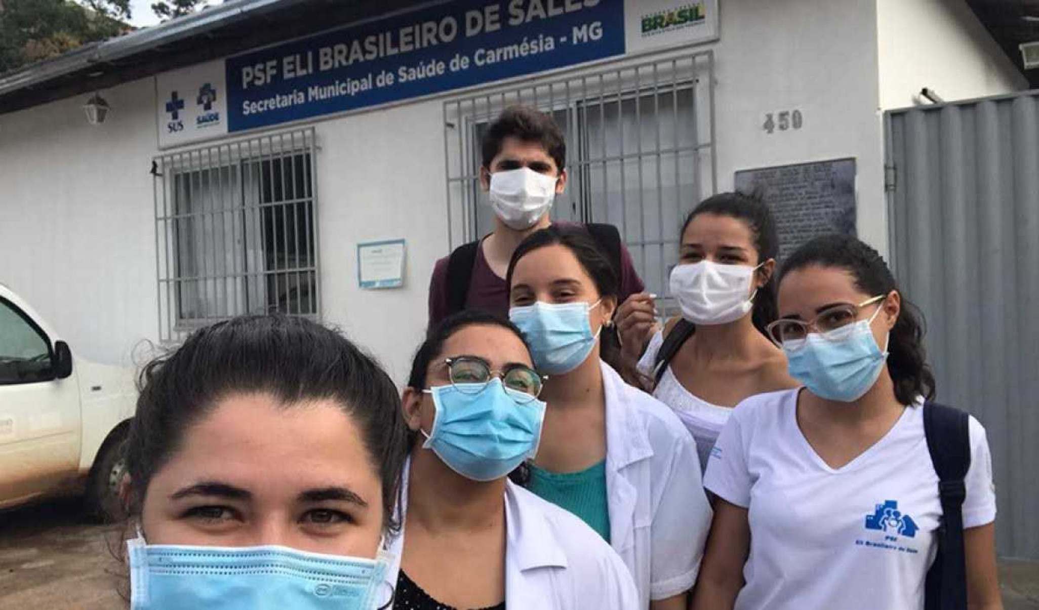 Profissionais da saúde em frente de um posto da saúde em uma cidade do interior de Minas Gerais.